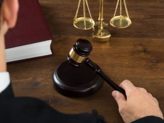 Арбитражный суд запретил юристам продвигать свои услуги за счет отсылки на наличие в штате экс-судьи.